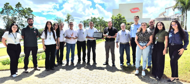 Notaro Alimentos group with Ross 308 AP Breeder Award